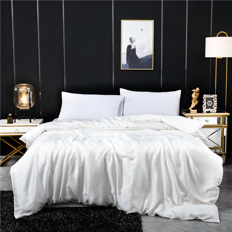 chambre avec housse de couette blanc