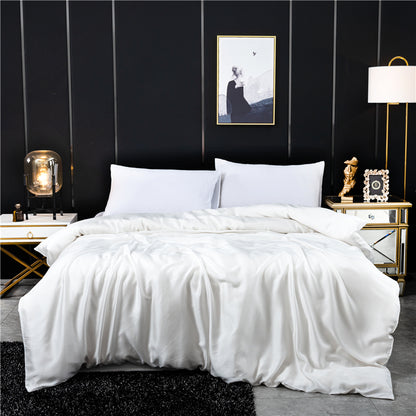chambre avec housse de couette blanc