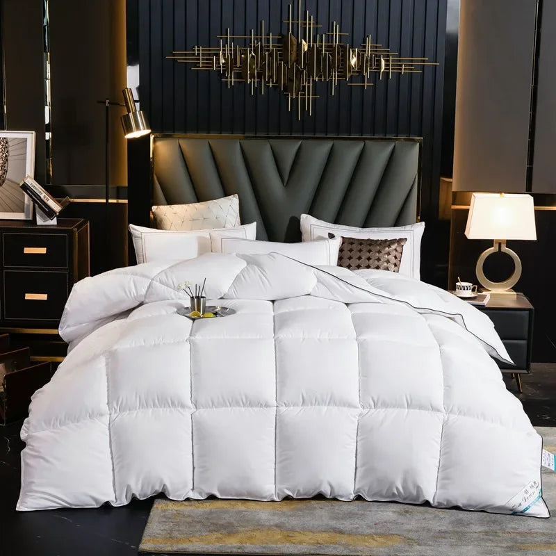 chambre avec lit avec couette blanc