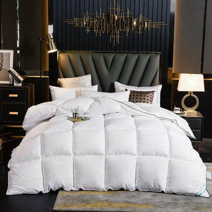 chambre avec lit avec couette blanc