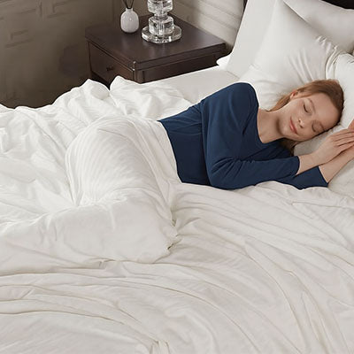 femme avec housse de couette blanc
