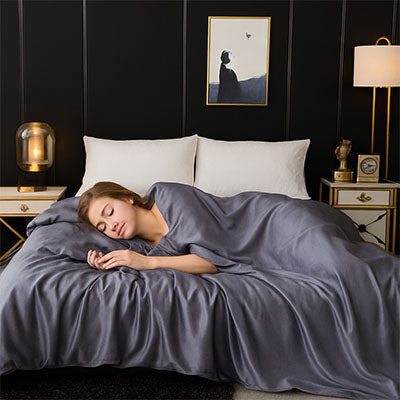 femme avec housse de couette gris