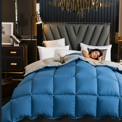 femme qui dort  avec une couette bleu