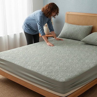 femme utilise protege matelas gris impermeable