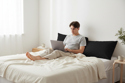 garçon étudiant avec laptop et taie d'oreiller noir