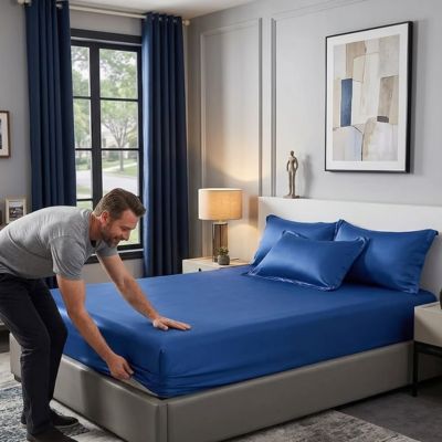 homme avec drap housse blue 