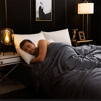 homme-avec-housse-de-couette-gris