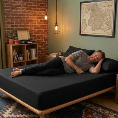 homme se repose avec drap housse 160x200 noir