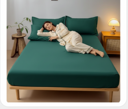 jeune femme en pyjama sur drap housse vert en coton