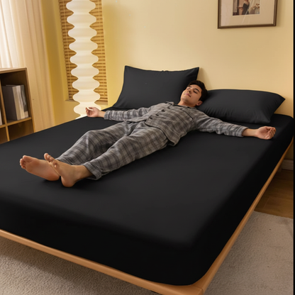 Jeune homme sur drap housse noir 160x200 coton